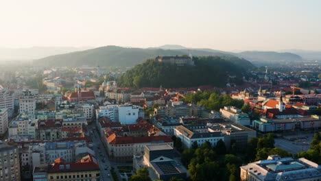 Amanecer-Sobre-El-Centro-De-Ljubljana-En-Eslovenia-Con-El-Castillo-De-Ljubljana-En-La-Cima-De-La-Colina-Del-Castillo-En-La-Distancia