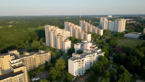 Edificios-De-Apartamentos-Nuevos-Y-Modernos-En-Una-Zona-Residencial-Verde-En-Huchting,-Bremen,-Alemania---Toma-Aérea-De-Drones