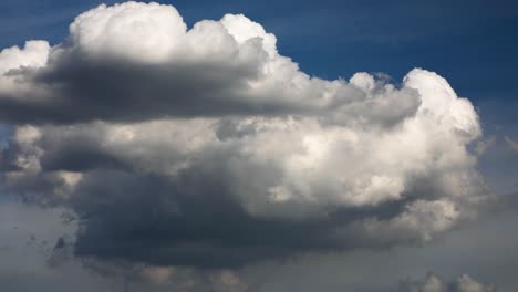 HD-Zeitraffer-Von-Majestätischen-Kumulus-Puffen,-Flauschigen-Weißen-Wolken,-Die-Sich-Im-Hintergrund-Des-Blauen-Himmels-Bilden