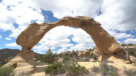 Arco-De-Roca,-Formación-De-Arenisca-Natural-Y-Punto-De-Referencia,-Territorio-De-La-Nación-Navajo-Nuevo-México,-Estados-Unidos,-Fotograma-Completo