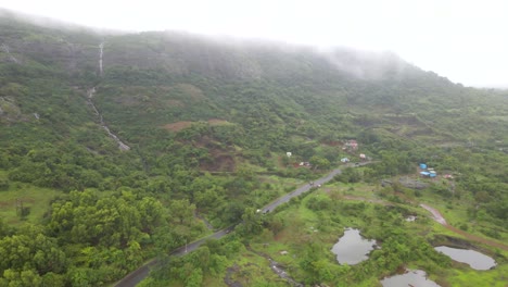 Bhushi-Dam-Lonavla-Drohne-Schoss-Wasserfall-Nebel-In-Der-Regen-Regenzeit