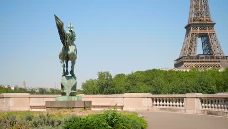 Estatua-Ecuestre-Del-Monumento-De-La-France-Renaissante-En-El-Puente-Bir-hakeim-Con-Vistas-A-La-Torre-Eiffel-En-París,-Francia