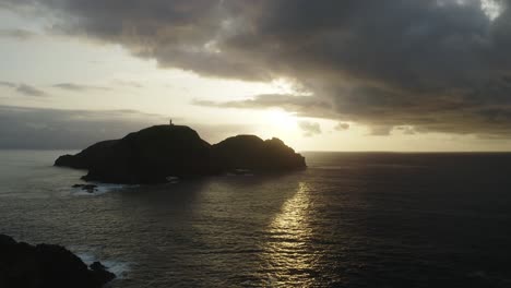 Frauen,-Die-Den-Sonnenuntergang-Von-Porto-Santo-Aus-Beobachten-Und-Die-Silhouette-Der-Insel-Betrachten
