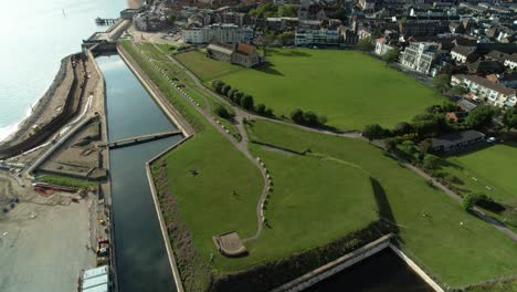 King's-Bastion,-Long-Curtain,-Spur-Redoubt-In-Portsmouth,-UK-With-Moat