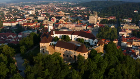 Burganlage-Von-Ljubljana-Mit-Panoramablick-Auf-Die-Innenstadt-Von-Ljubljana-Bei-Tagesanbruch-In-Slowenien