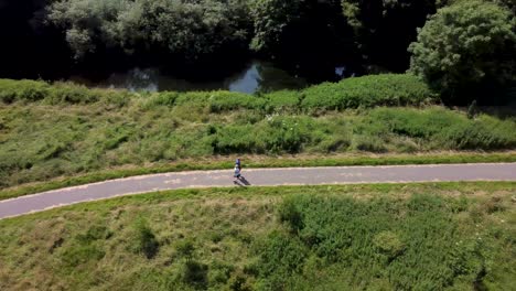 Zwei-ältere-Jogger-Joggen-Auf-Einem-Fußweg-Entlang-Des-Flusses-Stour-In-Canterbury