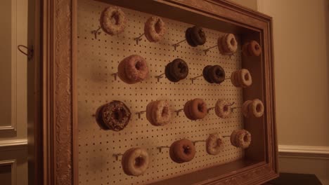Elegante-Recepción-De-Bodas-Colgando-Asperja-Donuts-Decoración-De-Pared-Mostrar-Lento-A-La-Derecha