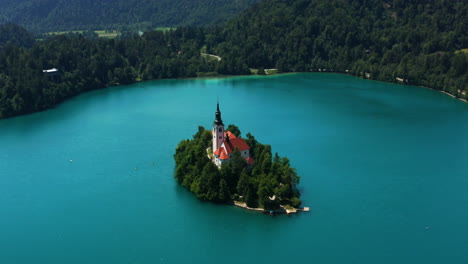 Kirche-Der-Königin-Maria-Auf-Der-Kleinen-Insel-Mitten-Im-Bleder-See-In-Slowenien