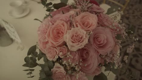 Schöner-Frischer-Blumenstrauß-Rosa-Rosenblumen-Auf-Elegantem-Hochzeitsgedeck