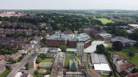 4K-Luftaufnahmen-über-Den-OP-Der-Christ-Church-University-In-Canterbury