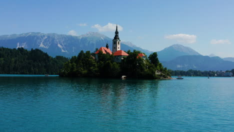Unsere-Liebe-Frau-Vom-See-Kirche-Im-Bleder-See-Mit-Blick-Auf-Die-Bergkette-In-Slowenien