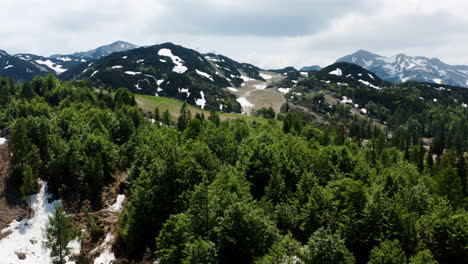 Parches-De-Nieve-En-El-Accidentado-Paisaje-De-La-Montaña-Vogel-En-El-Parque-Nacional-Triglav-En-Eslovenia