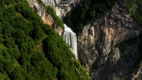 Luftaufnahme-Des-Boka-wasserfalls-Am-Berg-In-Slowenien