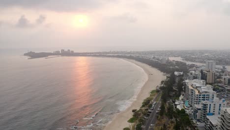 Landscape-View-of-Mooloolaba-Beach-with-Beachfront-Resort-and-Landmarks-in-QLD,-Australia-on-Sunset