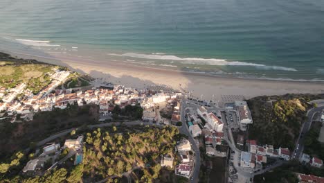 Vista-De-Pájaro-Del-Pueblo-Costero-De-La-Playa-De-Praia-Da-Salema-En-Algarve-Portugal