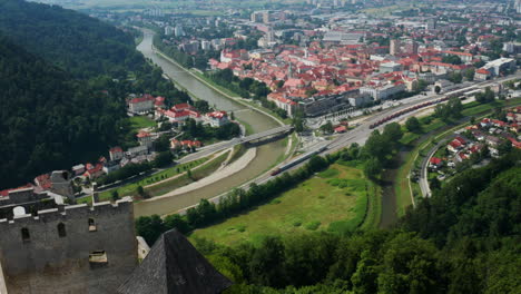 Malerischer-Blick-Auf-Die-Burg-Von-Celje-Mit-Blick-Auf-Die-Altstadt-Von-Celje-Und-Den-Fluss-Savinja-In-Slowenien,-Europa