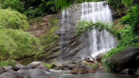 Die-Schönheit-Eines-Wasserfalls-Im-Dschungel-Mit-Bäumen-Und-Palmen