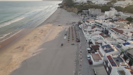 Die-Untergehende-Sonne-Zeichnet-Lange-Schatten-In-Den-Sand-Von-Salema-Beach-In-Der-Portugiesischen-Region-Algarve