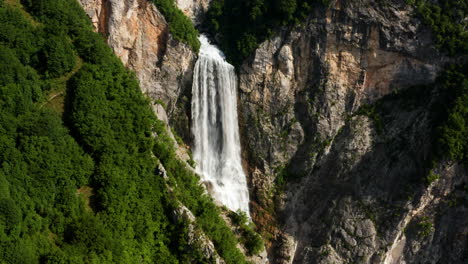 Boka-wasserfall-Mit-Kristallklarem-Wasser,-Das-An-Der-Kalksteinklippe-In-Slowenien-Vorbeifließt