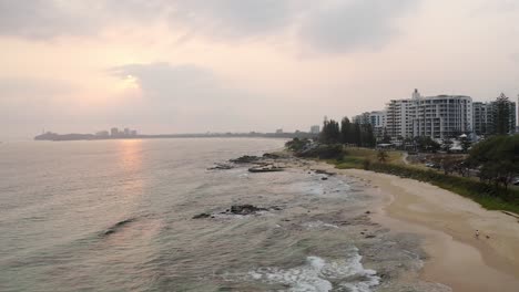 Scenic-Beach-Of-Mooloolaba-With-Beachfront-Holiday-Apartments-At-Sunrise-In-Queensland,-Australia