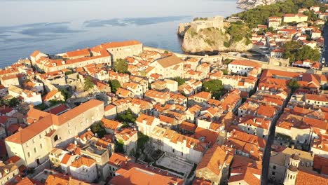 Vista-Panorámica-Del-Casco-Antiguo-De-Dubrovnik-Durante-La-Puesta-De-Sol-En-La-Costa-Del-Mar-Adriático,-Dalmacia,-Croacia---Destino-Turístico-Popular-Sitios-Del-Patrimonio-Mundial-De-La-Unesco-De-Croacia