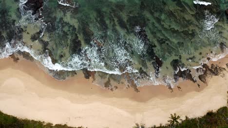 Felsige-Küstenlinie-Des-Mooloolaba-strandes-Mit-Meereswellen-In-Maroochydore,-Sonnenscheinküstenregion,-Queensland,-Australien
