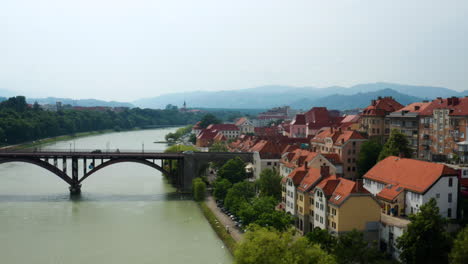 Vista-Del-Viejo-Puente-Que-Cruza-El-Río-Drava-En-La-Ciudad-De-Maribor-En-Eslovenia