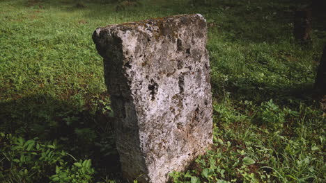 Ein-Alter-Antiker-Grabstein-Eines-Christlichen-Grabes,-Filmische-Nahaufnahme-schwenkansicht