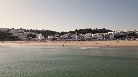 Filmische-Luftaufnahme-Von-Atlantischen-Ozeanwellen-Kräuselt-Sich-Am-Praia-Da-Salema-Beach-In-Algarve-Portugal