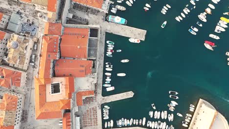 Vista-Aérea-Sobre-El-Casco-Antiguo-De-Dubrovnik-Durante-La-Puesta-De-Sol-En-La-Costa-Del-Mar-Adriático,-Dalmacia,-Croacia---Popular-Destino-Turístico