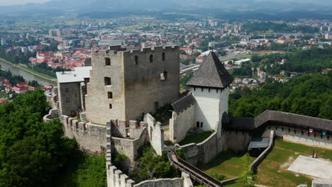 Ruinas-Del-Complejo-Del-Castillo-Con-Vistas-Al-Paisaje-Urbano-De-Celje-En-Eslovenia