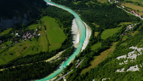 Luftaufnahme-Des-Flusses-Soca-Zwischen-Volce-Und-Tolmin-Stadt-In-Slowenien
