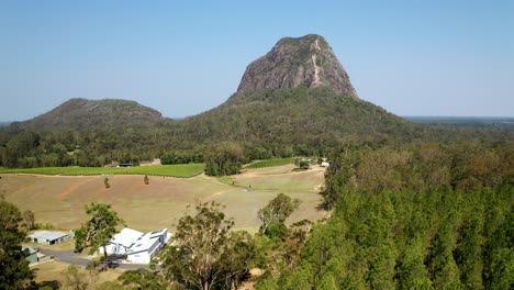 Drive-Along-Mount-Beerwah-Road-To-Glass-House-Mountains-National-Park-In-QLD,-Australia---orbiting-drone-shot