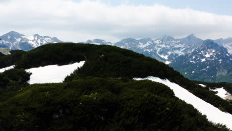 Montaña-Vogel-Cubierta-De-Nieve-Con-Los-Alpes-Julianos-En-El-Fondo-En-Eslovenia