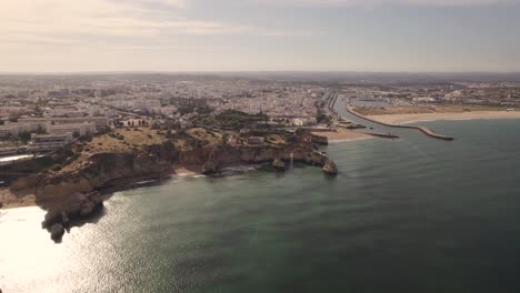 Acantilados-Rocosos-Que-Rodean-La-Maravillosa-Playa-De-Burgau-En-Portugal
