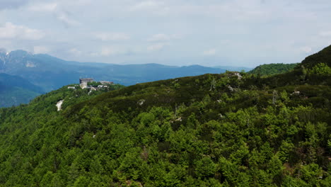Grüner-Wald-Auf-Dem-Gipfel-Des-Vogelberges-Mit-Weitem-Blick-Auf-Die-Julischen-Alpen-In-Slowenien