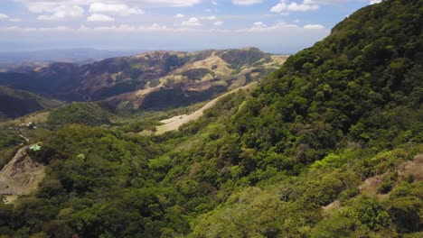 Dos-Estados-Diferentes-De-Un-Bosque-En-El-Mismo-Marco:-Partes-Secas-Y-De-Selva-Tropical