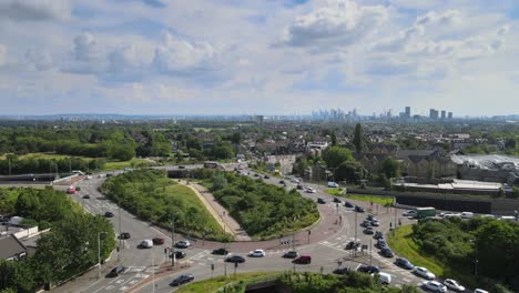 Grüner-Mann-Kreisverkehr-Leytonstone-London-Skyline-Im-Hintergrund-Luftaufnahmen-4k