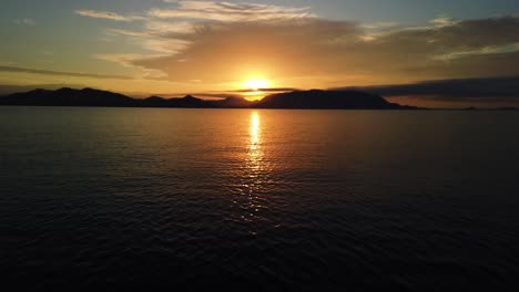 Ein-Wunderschöner-Sonnenaufgang-Am-Meer,-Mit-Blick-Auf-Die-Küste-Und-Die-Sonne-Von-Einem-Boot-Aus