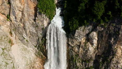 Extreme-Wasserkaskade-Auf-Steilen-Klippen-Im-Triglav-Nationalpark
