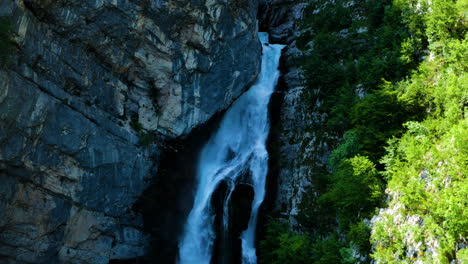 Famosa-Cascada-De-Savica-Con-Manantial-Kárstico-En-El-Parque-Nacional-De-Triglav-En-El-Noroeste-De-Eslovenia