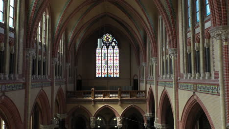 Innenraum-Der-Gouwekerk,-Einer-Neugotischen-Kreuzförmigen-Kirche-In-Der-Holländischen-Stadt-Gouda-In-Den-Niederlanden