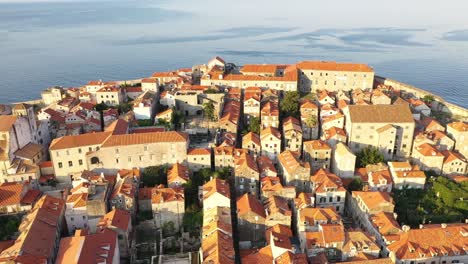 Vista-Aérea-Panorámica-Del-Casco-Antiguo-De-Dubrovnik-Durante-La-Puesta-De-Sol-En-La-Costa-Del-Mar-Adriático,-Dalmacia,-Croacia---Destino-Turístico-Popular-Sitios-Del-Patrimonio-Mundial-De-La-Unesco-De-Croacia