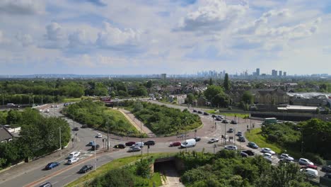 Verkehr-In-Der-Warteschlange-Am-Grünen-Mann-Kreisverkehr-Leytonstone-East-London-Luftaufnahmen