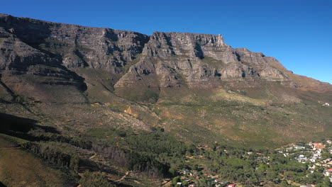 Aerial-View-Of-The-Flat-Topped-Table-Mountain-Under-Blue-Sky-In-Cape-Town,-South-Africa