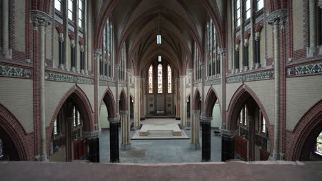 Nave-Vacía-De-La-Iglesia-Gouwekerk-En-Gouda,-Países-Bajos
