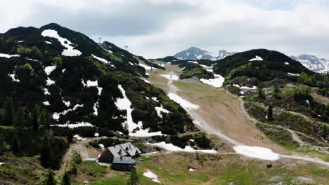 Nieve-Esparcida-En-El-Bosque-En-El-Paisaje-De-La-Montaña-Vogel-En-Eslovenia