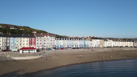 Bunte-Reihe-Von-Häusern-An-Der-Strandpromenade-Von-Aberystwyth,-Wales,-Großbritannien,-Luftaufnahmen