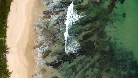 Blick-Von-Oben-Auf-Ein-Paar,-Das-An-Der-Sandigen-Und-Felsigen-Küste-Von-Mooloolaba-Beach-In-Qld,-Australien,-Spazieren-Geht