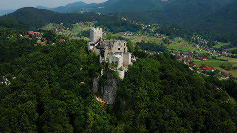Panorama-De-Las-Ruinas-Del-Castillo-De-Celje-En-Las-Tres-Colinas-Con-Vistas-Al-Paisaje-Urbano-De-Celje-En-Eslovenia